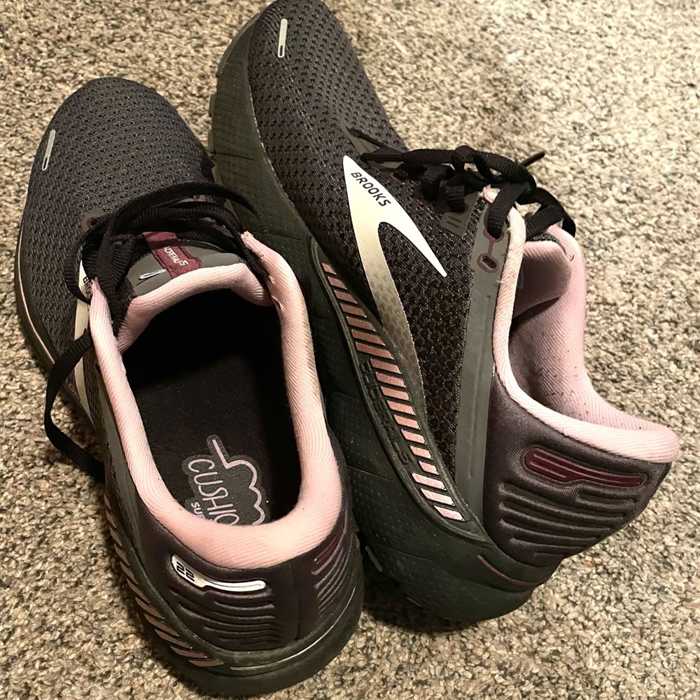 Brooks Womens Adrenaline GTS 22 supportive running shoe